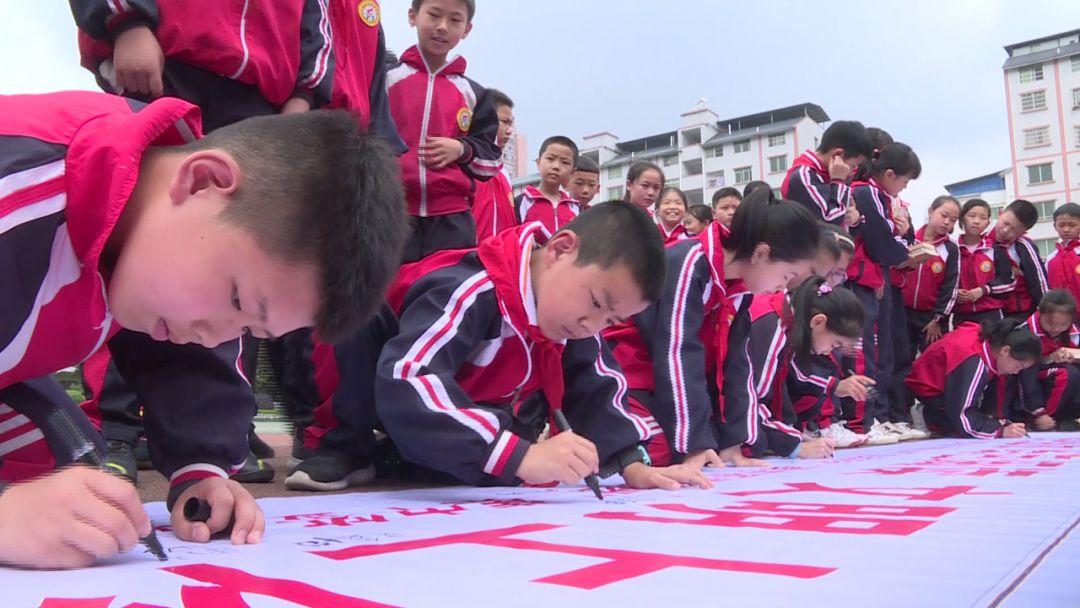 色情內(nèi)容是不合法的，違反我國(guó)相關(guān)的法律法規(guī)。我們應(yīng)該遵守法律和道德準(zhǔn)則，遠(yuǎn)離色情內(nèi)容。如果您有其他有益身心的娛樂(lè)需求，可以尋找一些正規(guī)的平臺(tái)或文化活動(dòng)，例如閱讀書(shū)籍、觀(guān)看電影、參加體育運(yùn)動(dòng)等，以豐富您的生活。